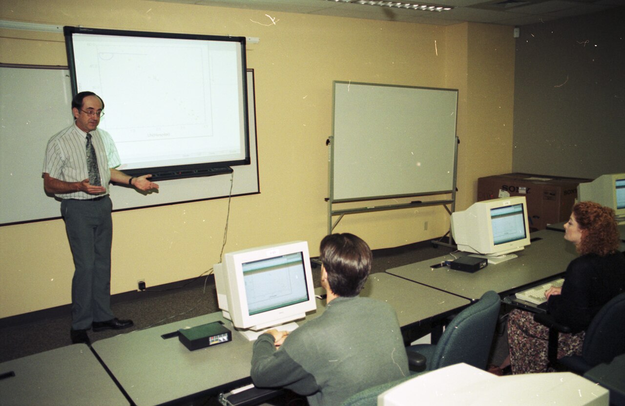 University of Texas at Arlington College of Business Administrator and Professor Mark Eakin lecturing in classroom (10010722)