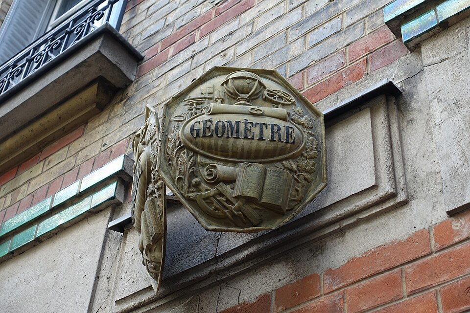 A decorative building plaque marked Géomètre in Issy-les-Moulineaux