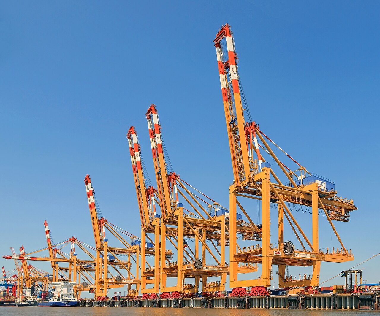 Container cranes at the port of Bremerhaven